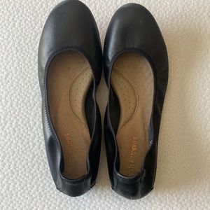 Ladies size 7 HushPuppies Black flats